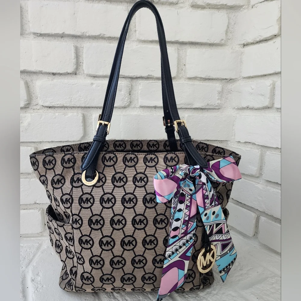🥰Authenticated Michael Kors Taupe & Black Signature Tote